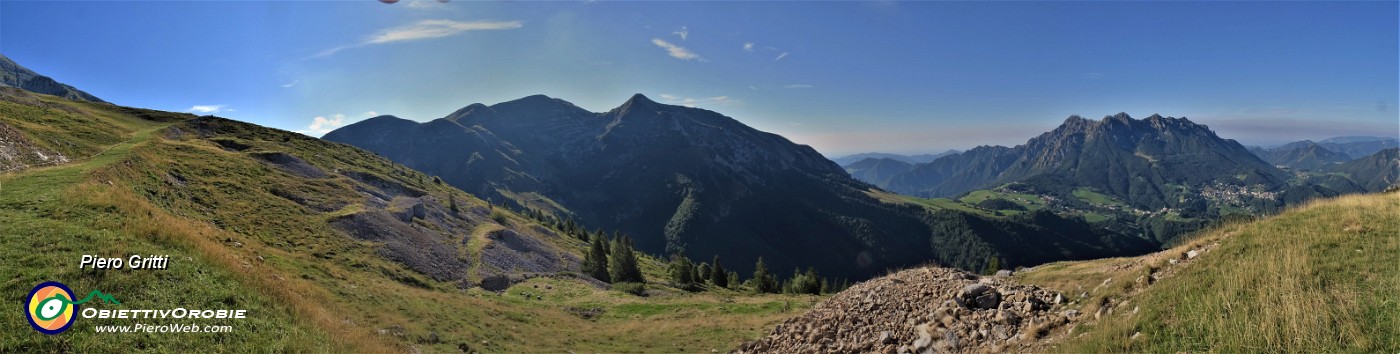 14 Sulla stradetta erbosa sopra ex-miniera di calamina con vista in Cime Foppazzi, Grem e Alben.jpg